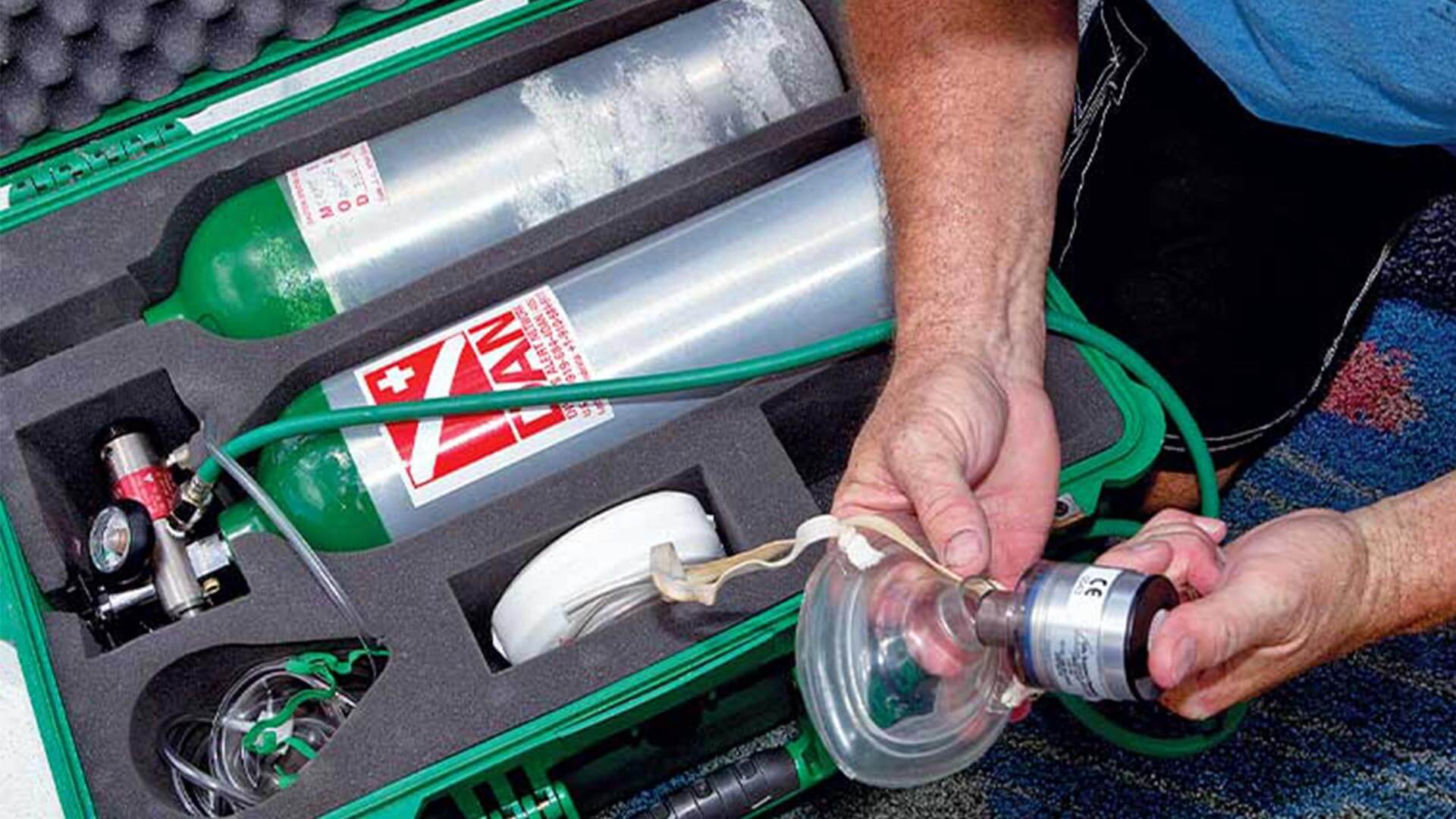 Emergency oxygen administration equipment with oxygen cylinders and a resuscitation mask